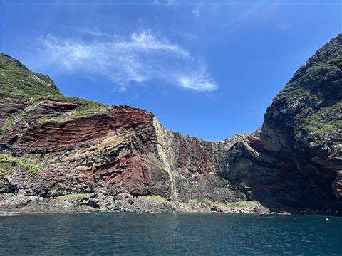 知夫里島の赤壁を海上から眺めます